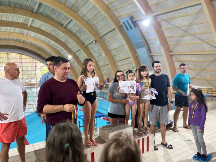 Târgu Jiu: Câștigătorii concursului de înot, premiați