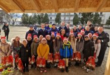 Dulciuri și fructe pentru copiii care i-au colindat pe jandarmi