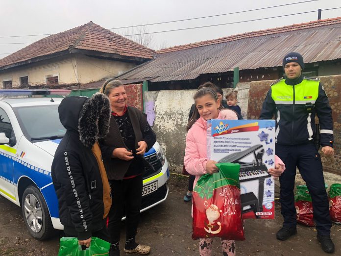Foto/Video: Cadouri de la polițiști și pentru mai multe familii din Turcinești