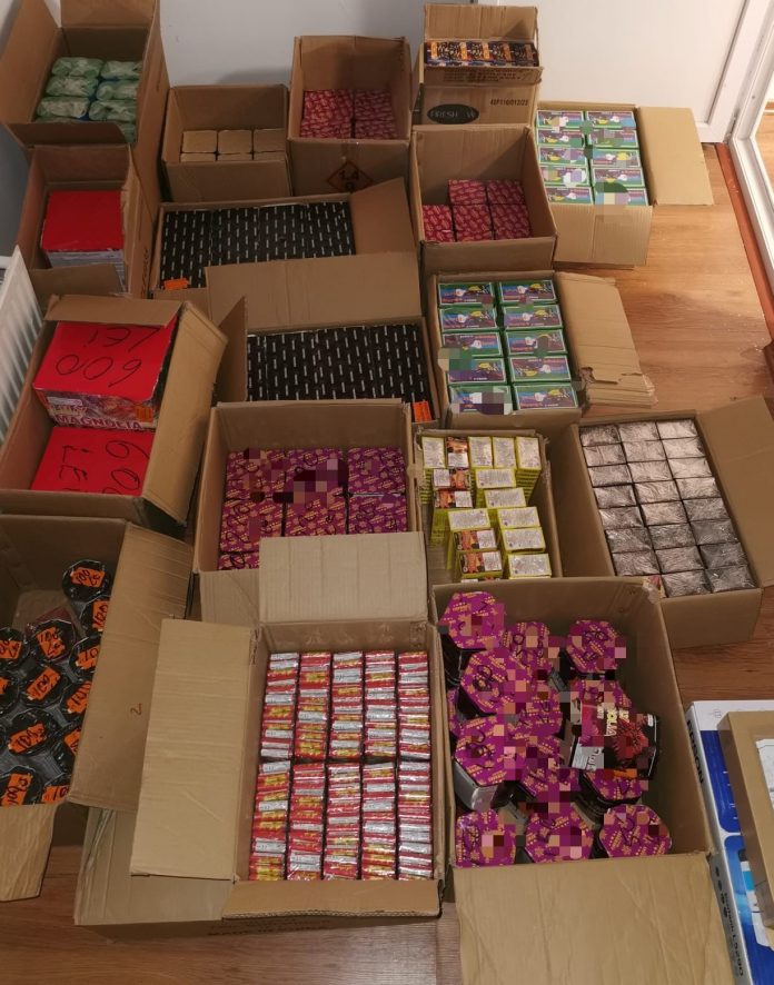 Zeci de mii de articole pirotehnice, confiscate de polițiștii gorjeni