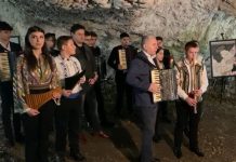 Premieră! Colinde în și lângă Peștera Muierilor! Liliecii au ascultat și ei!
