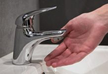 Rămân fără apă pentru că nu și-au achitat facturile