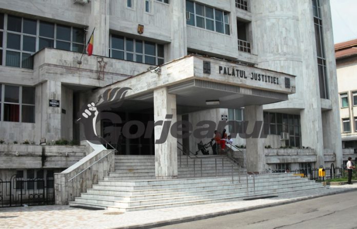 Arest preventiv pentru gorjeanul care a șantajat o femeie cu distribuirea de fotografii indecente