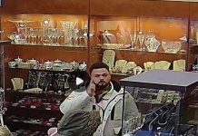 Încătușat după ce a furat bijuterii! Dat în căutare pe Facebook!