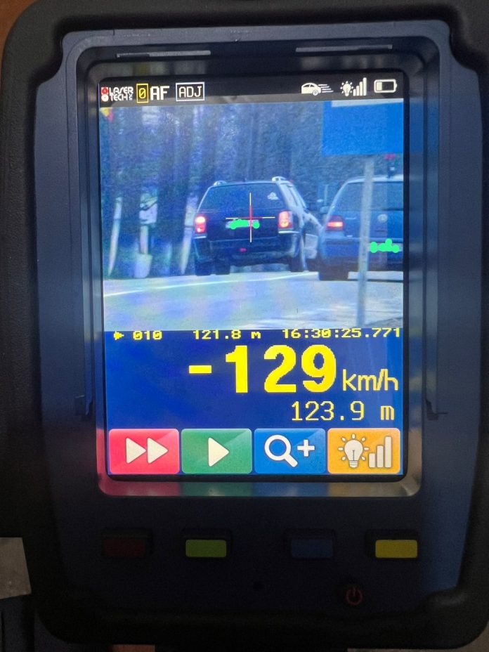 A rămas fără permis după ce a fost prins conducând cu 129 km/oră