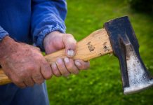 Târgu Jiu: Și-a amenințat vecinul cu un topor