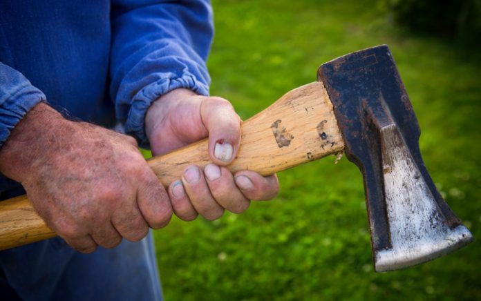 Târgu Jiu: Și-a amenințat vecinul cu un topor