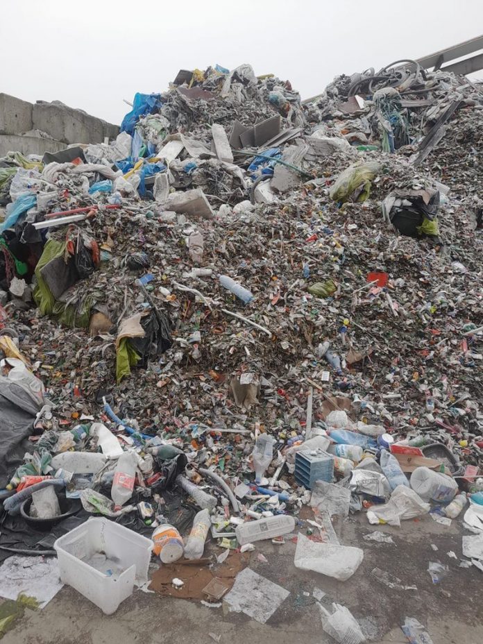 Bălești: Firmă amendată pentru gunoaiele strânse aproape de casele oamenilor