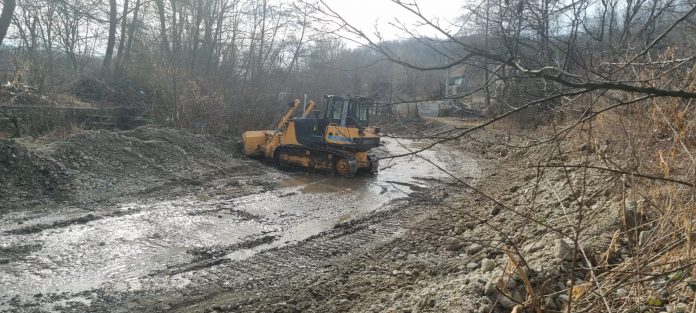 FOTO, Turcinești: Pârâul Cartiu, decolmatat