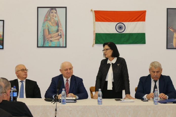 Conferința Asociației Naționale a Detectivilor din România: Președintele ANDR, Maria Bumbaru, și gen. Pavel Abraham, la Târgu Jiu