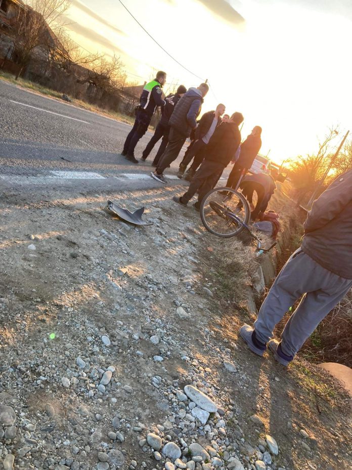 Biciclist lovit de mașină, la Scoarța