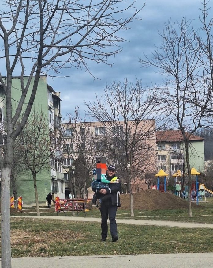 Polițiștii din Motru au găsit rapid un copil de nici 5 ani care fusese dat dispărut