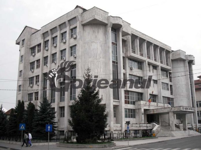 Judecat pentru ultraj, după ce, beat fiind, a agresat trei polițiști în curtea spitalului și în sediul poliției!