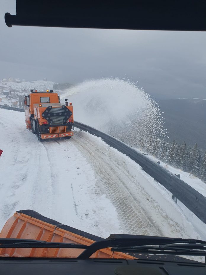 Avertizări de vânt și ploi. Ninsori abundente la munte