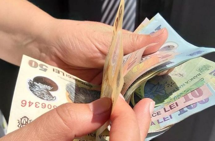 Casieră a Companiei de Apă Oltenia, reţinută pentru delapidare