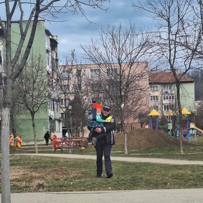Felicitări din partea Poliției Române pentru cei doi agenți care l-au găsit pe băiețelul din Motru