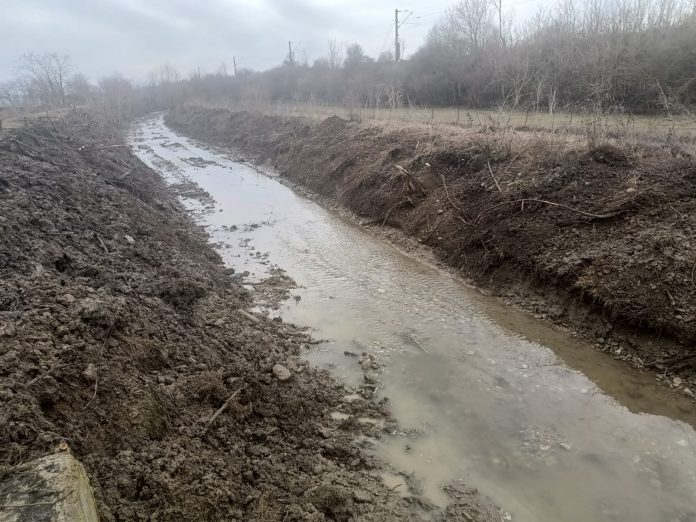 Bălești: Pârâul Iaz, decolmatat de lucrătorii SGA Gorj