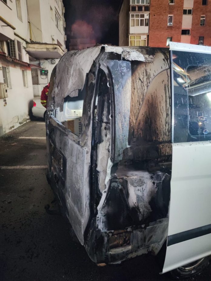 Azi-noapte, Târgu Jiu: Fațada unui bloc și o mașină, cuprinse de flăcări!