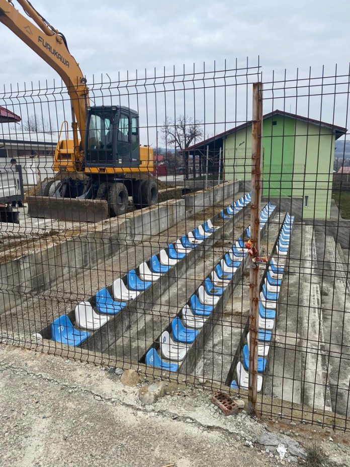 Tribună modernă cu sute de locuri pentru stadionul din Roșia de Amaradia