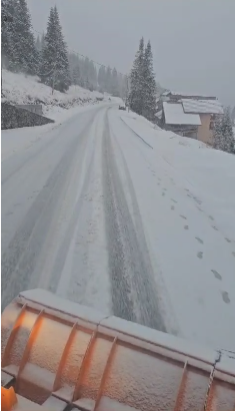 VIDEO| S-a întors iarna. Se deszăpezește pe drumul Novaci – Rânca