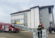 Salvatorii ISU Gorj au intervenit, la înălțime, la Liceul din Peștișani