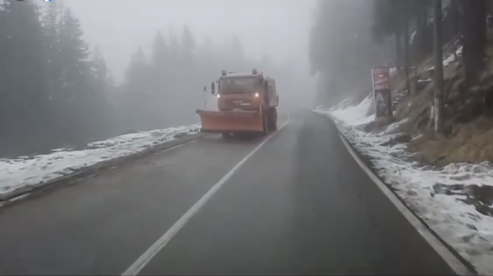 Ceață și burniță la Rânca. Risc de polei pe DN67C