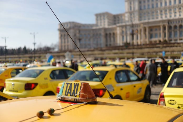 Taximetriștii amenință că vor intra în greva foamei!