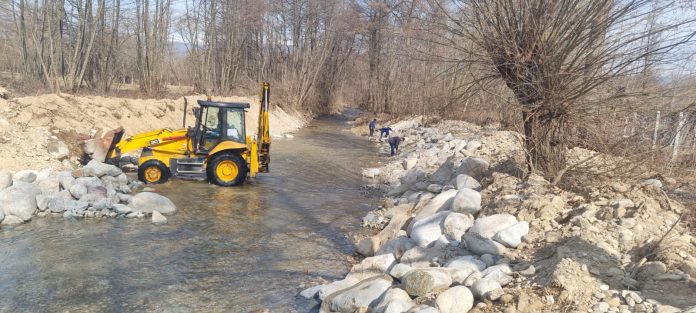 Lucrări de decolmatare a unui pârâu din Novaci