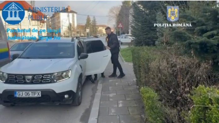 O lună de arest pentru cei doi bărbați din Târgu Jiu care au lovit și amenințat polițiștii
