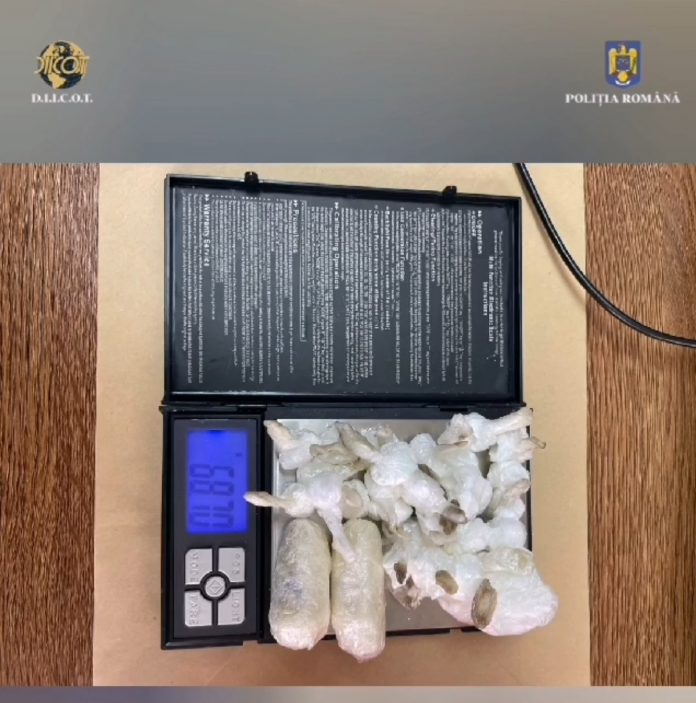 Prinși în timp ce vindeau cocaină în apropierea unei școli din Târgu Jiu