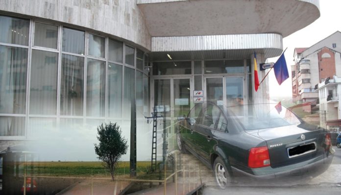 Autoturisme și două terenuri, scoase la licitație de finanțiștii din Motru. Ce prețuri au