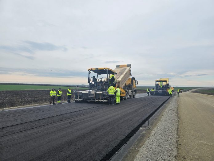 Primul strat de asfalt pe Drumul Expres Craiova – Pitești