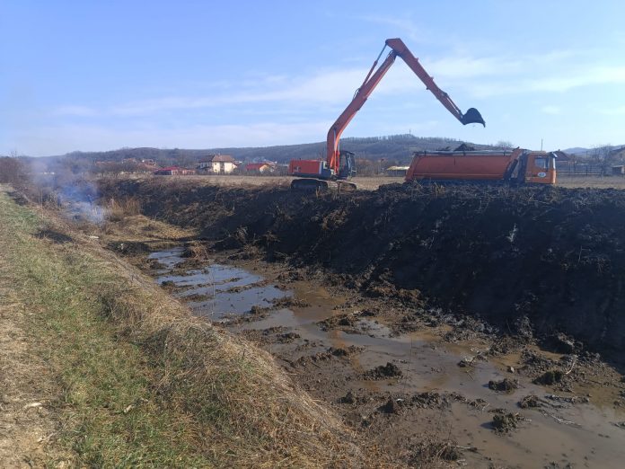 Pârâu aproape dispărut. Decolmatare la Lupoaia