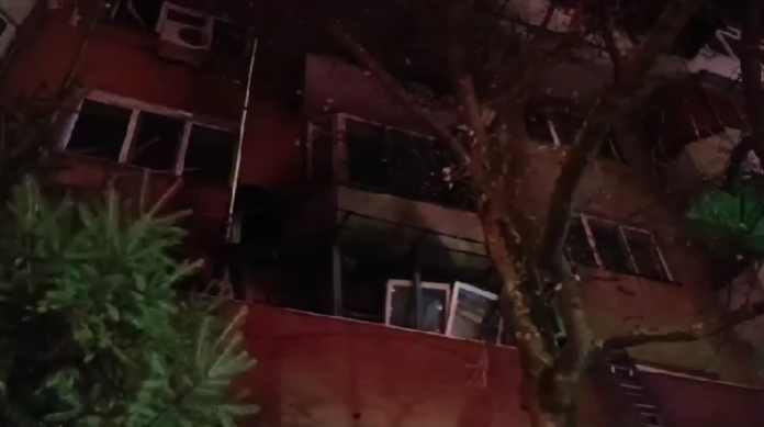 FOTO/VIDEO| Târgu Jiu: Un bărbat a scăpat cu viață din incendiul care i-a cuprins casa