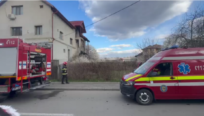 FOTO, VIDEO| Târgu Jiu: Incendiu lângă blocurile de pe str. Lotrului