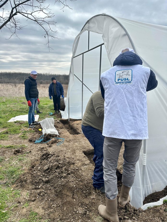 O familie din Scoarța, beneficiară a unui solar gratuit