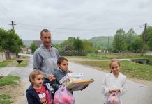 VIDEO: ,,Donezi o jucărie, dăruiești un zâmbet!”: Numeroși copilași din Negomir au primit cadouri de la echipa Gorjeanul