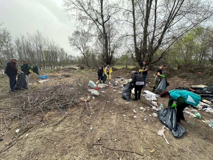 Au strâns peste 200 de saci de deșeuri de pe malurile râului Bistrița