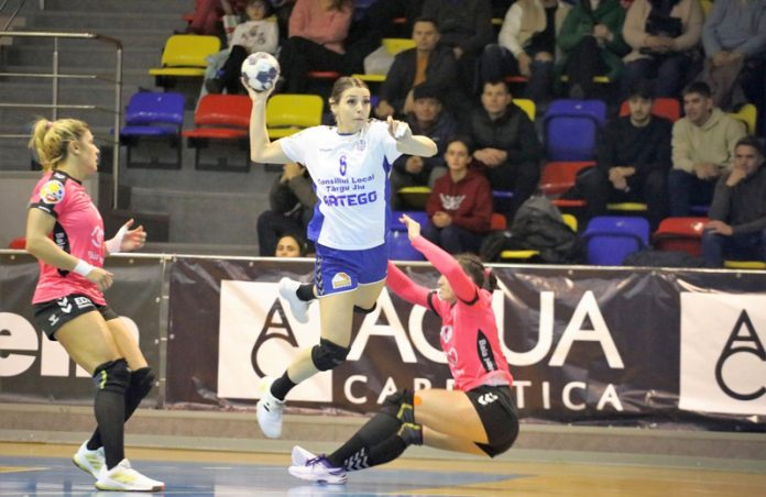 Câștigă și au sărbători liniștite. Handbalistele joacă miercuri pe teren propriu