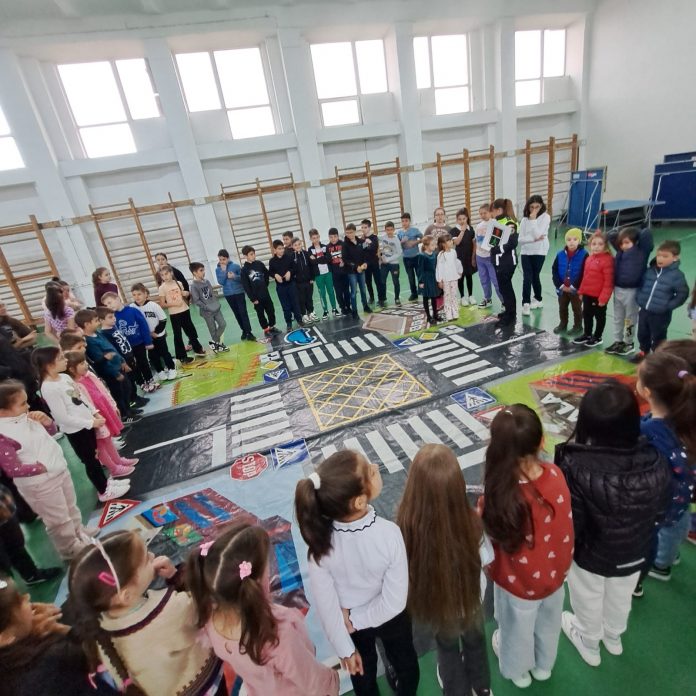 Elevii de la CNSH Târgu Jiu, „instruiți” de polițiștii de la Rutieră