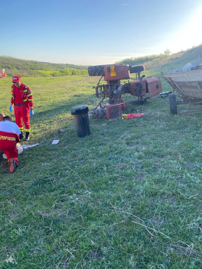 Țânțăreni: Un bărbat și-a pierdut viața după ce s-a răsturnat cu tractorul