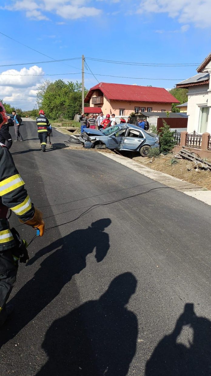 Logrești: Bărbat rănit după ce a intrat cu mașina într-un stâlp