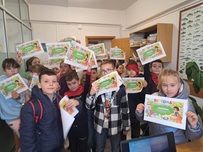 Elevi ai Școlii Gimnaziale ”Sfântul Nicolae”, premiați de Apele Române Jiu