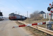 Mașină blocată pe calea ferată. Pedeapsa primită de șofer