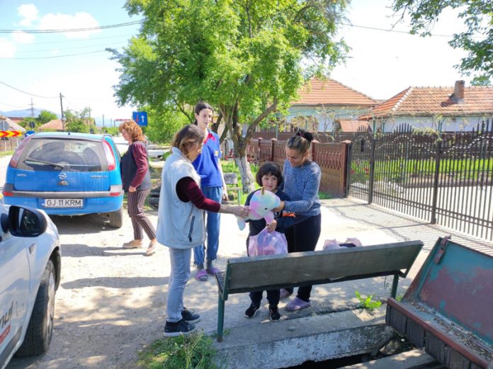 Povești, cadouri și zâmbete. Caravana Gorjeanul a ajuns la Tismana