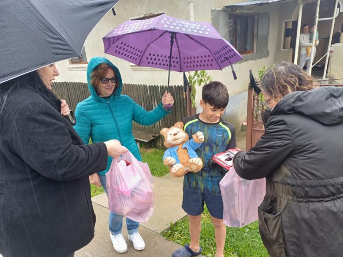 VIDEO: Zâmbete într-o zi mohorâtă. Campania Gorjeanul a ajuns la zeci de copii din Prigoria și Roșia de Amaradia