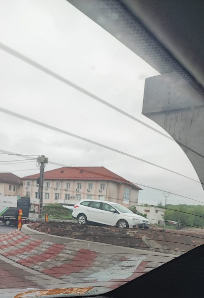 Mașină ”aterizată” pe rondoul din sensul giratoriu de la Drăgoieni