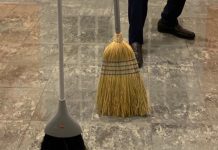 Cercetat după ce și-a bătut vecina cu o coadă de matură