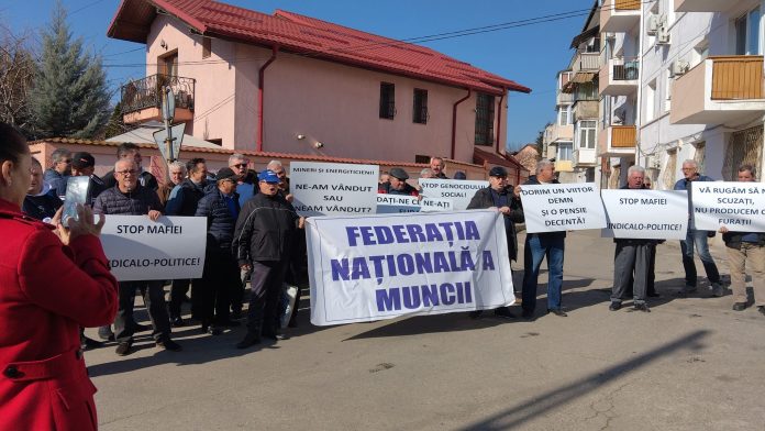 Minerii și energeticienii, protest săptămânal în fața Casei de Pensii Gorj