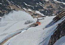 FOTO, VIDEO| Vară în oraș, iarnă la munte. Lucrări de deszăpezire pe Transalpina